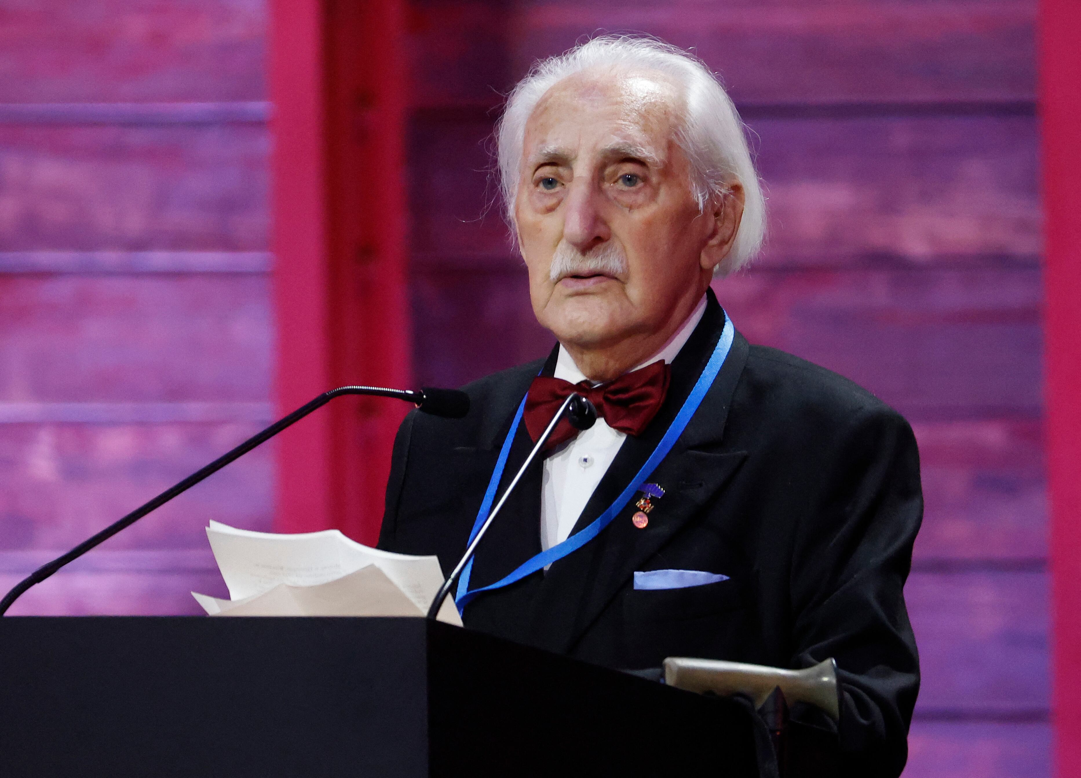 El ex prisionero de Auschwitz, Leon Weintraub, pronuncia un discurso durante las conmemoraciones del 80 aniversario de la liberación del campo de concentración y exterminio nazi alemán de Auschwitz-Birkenau por el Ejército Rojo, en Oswiecim, Polonia