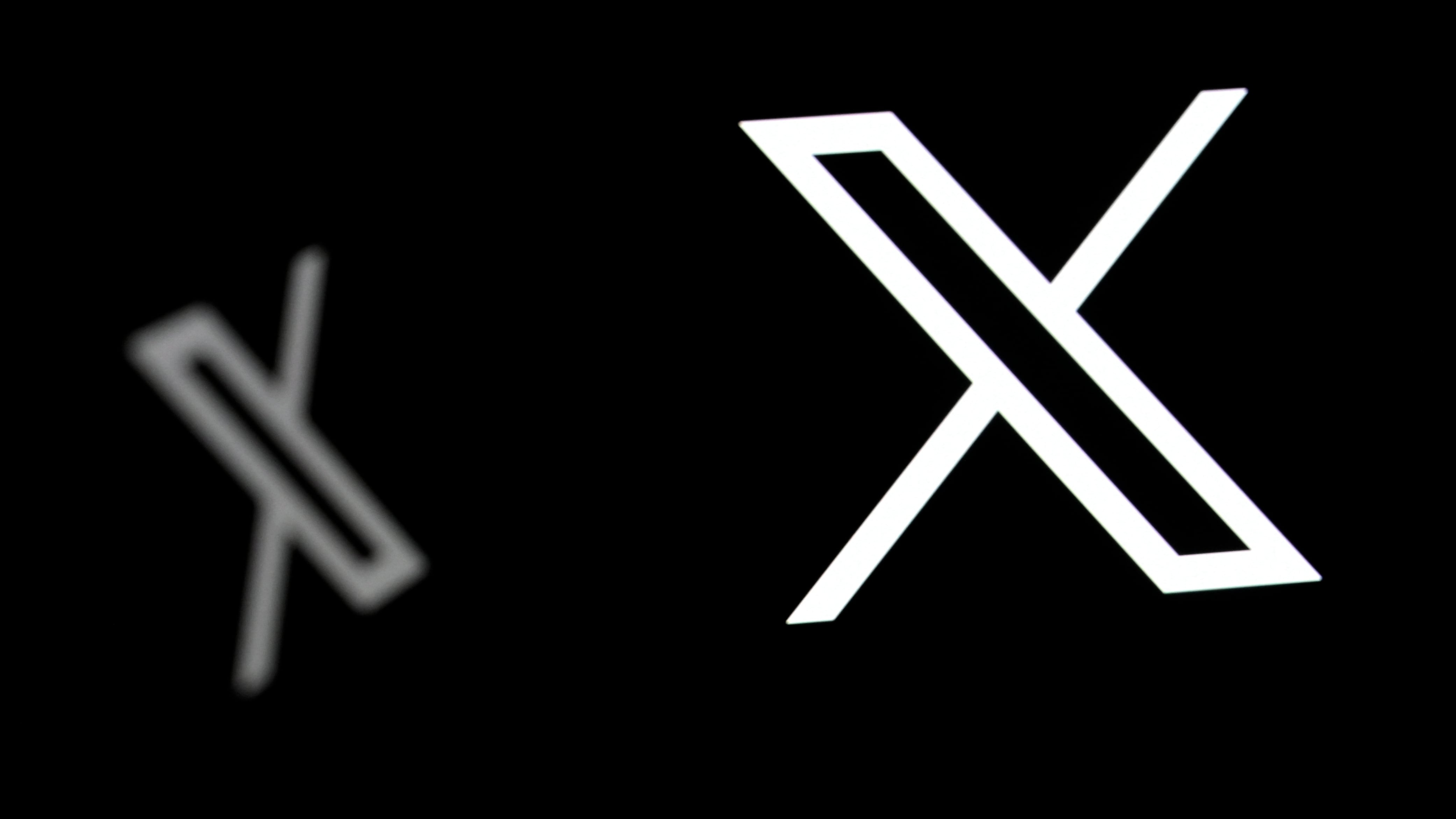 Esta fotografía ilustrativa muestra los logotipos de la red social X (antes Twitter) en Bruselas el 29 de septiembre de 2025.