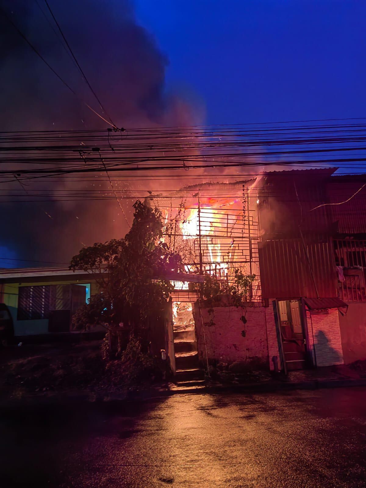 Autoridades de emergencia atienden, desde pasadas las 5 p. m., un incendio estructural en varias viviendas frente al comité de la Cruz Roja en Alajuelita. (Foto: cortesía Cruz Roja)