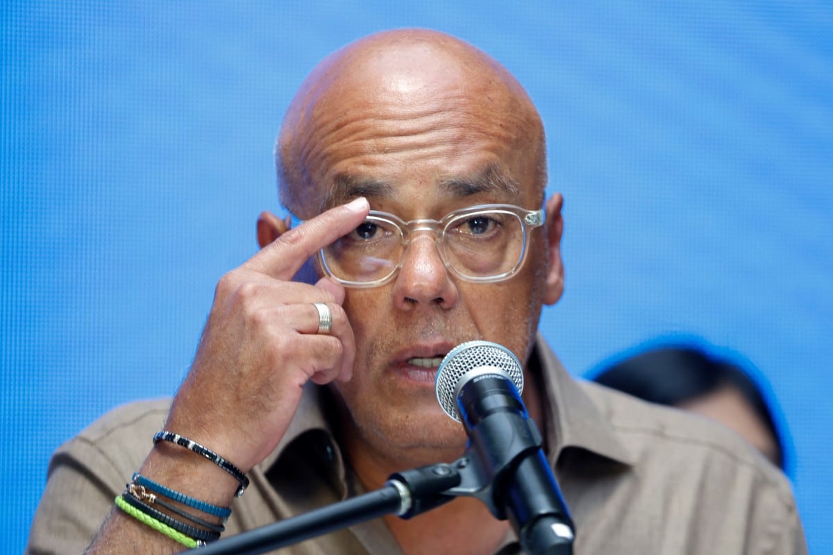 El presidente de la Asamblea Nacional, Jorge Rodríguez, habla durante una conferencia de prensa en Caracas, el 21 de febrero de 2026. Más de 1.500 presos políticos en Venezuela han solicitado amnistía en virtud de una nueva ley.