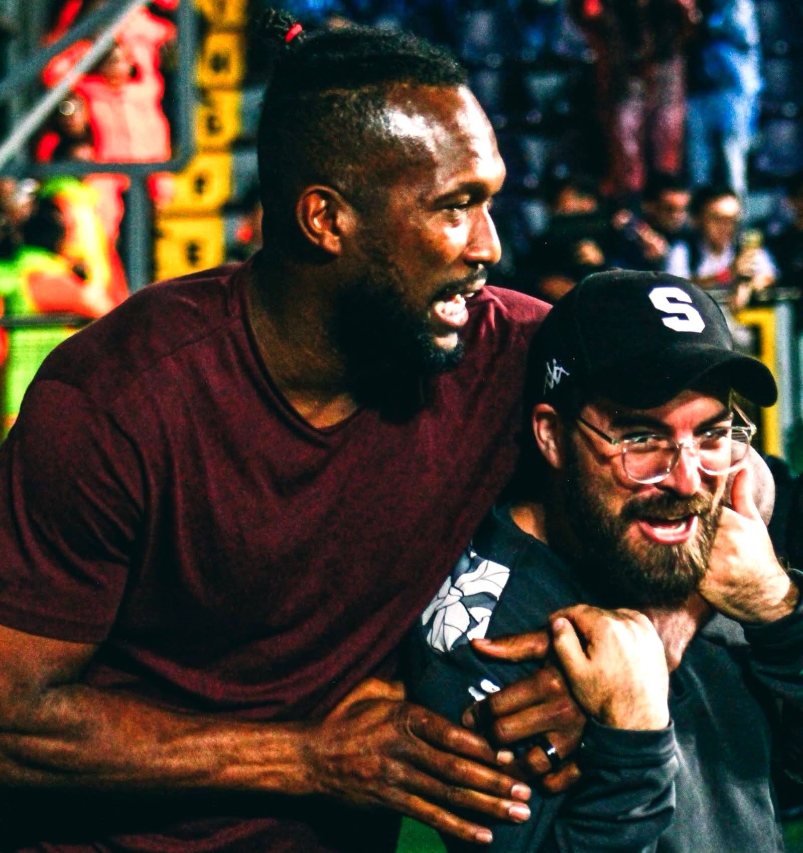 Parece que Patricio Altamirano, jefe de prensa de Saprissa, se asusto con el abrazo que le dio Kendall Waston.