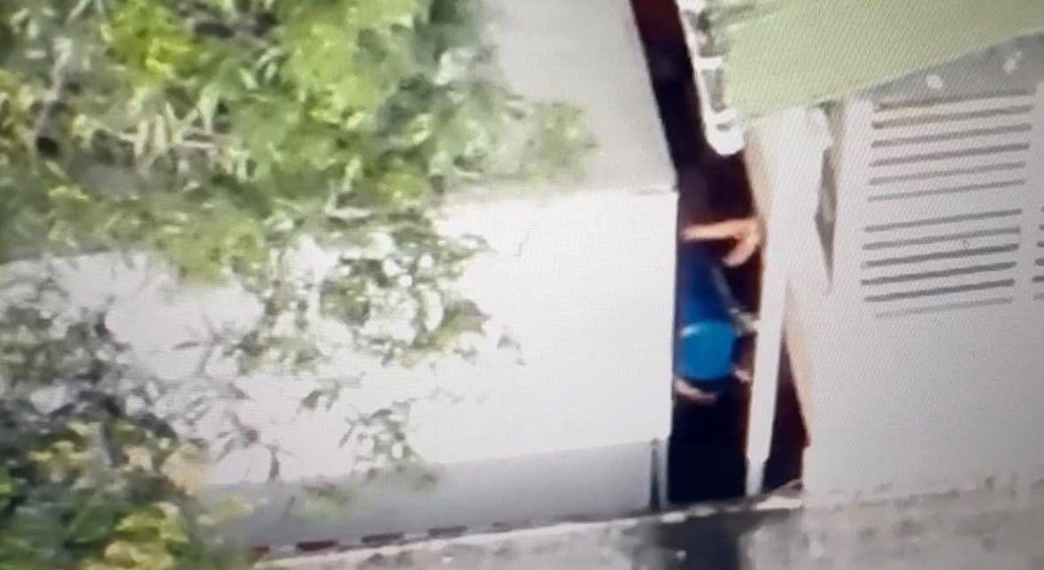 Parte del combustible que presuntamente robaba la organización de alias Chon, era llevado hasta una casa en Liverpool, desde donde salía un camión cargado con estañones llenos de hidrocarburo.