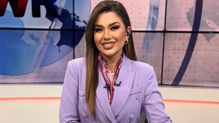 Melissa Durán presentando noticias.