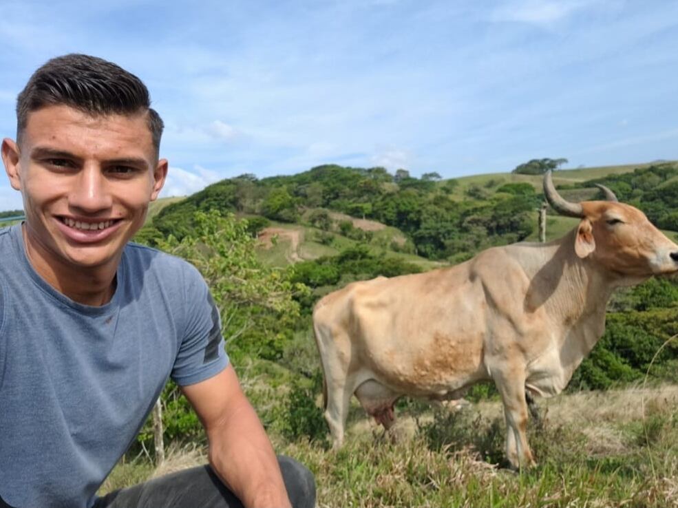 Emerson Bravo, jugador del Herediano, es un amante de la ganadería.