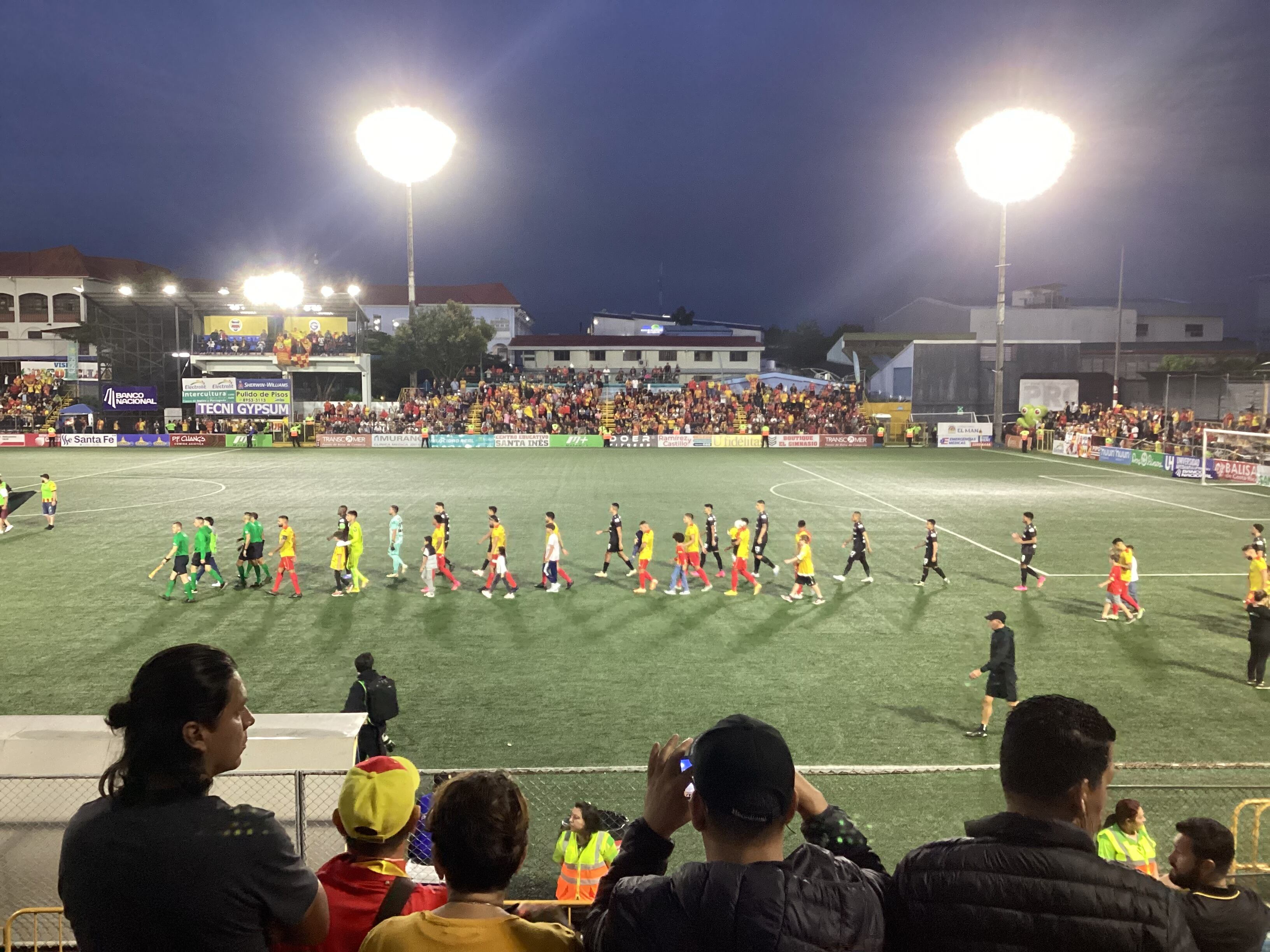 Herediano y Alajuelense empezaron a jugar a las 6 p. m. en el Colleya Fonseca.