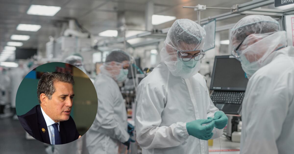 El ministro de Comercio Exterior de Costa Rica, Manuel Tovar, y trabajadores en una planta de manufactura de dispositivos médicos, en el contexto de la investigación de Estados Unidos sobre posibles nuevos aranceles.