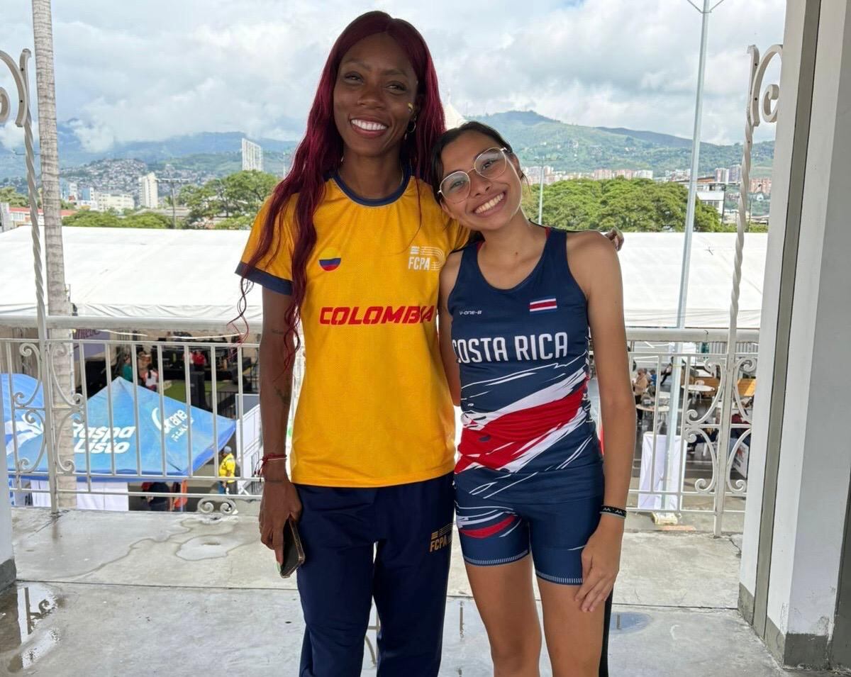 Sofia Orozco, joven paratleta de 17 anos, en la foto, junto a la colobiana Karen Palomeque