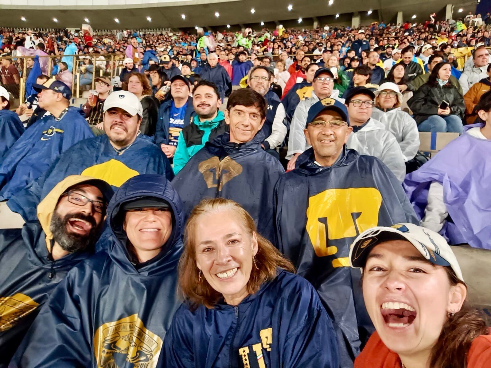 Miguel España (centro) junto con seguidores de Pumas, en el juego entre los felinos y Necaxa, en el que Keylor Navas atajó.