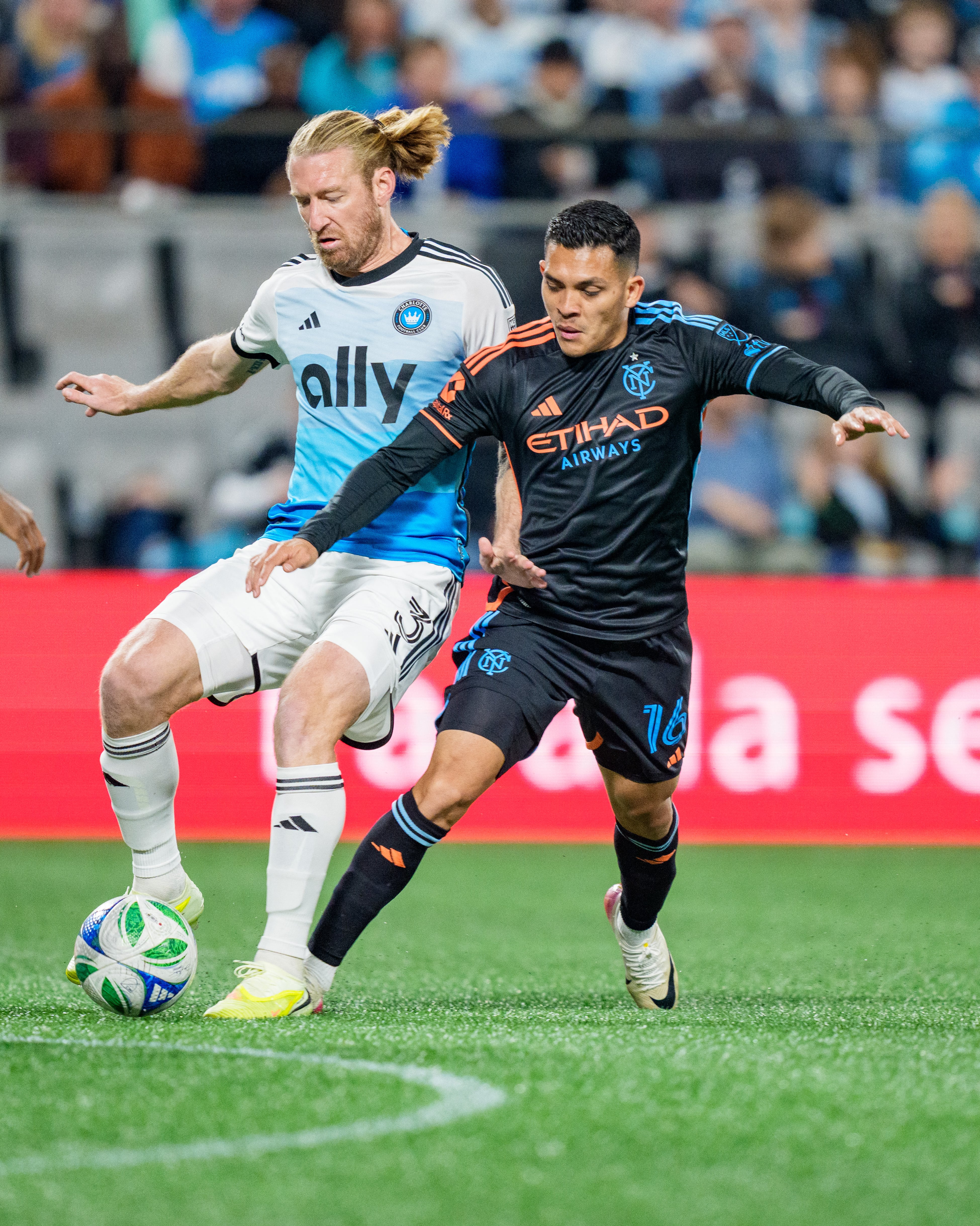 El delantero Alonso Martínez del New York City FC va a la marca de Tim Ream de Charlotte FC, en el partido por los playoffs de la MLS.