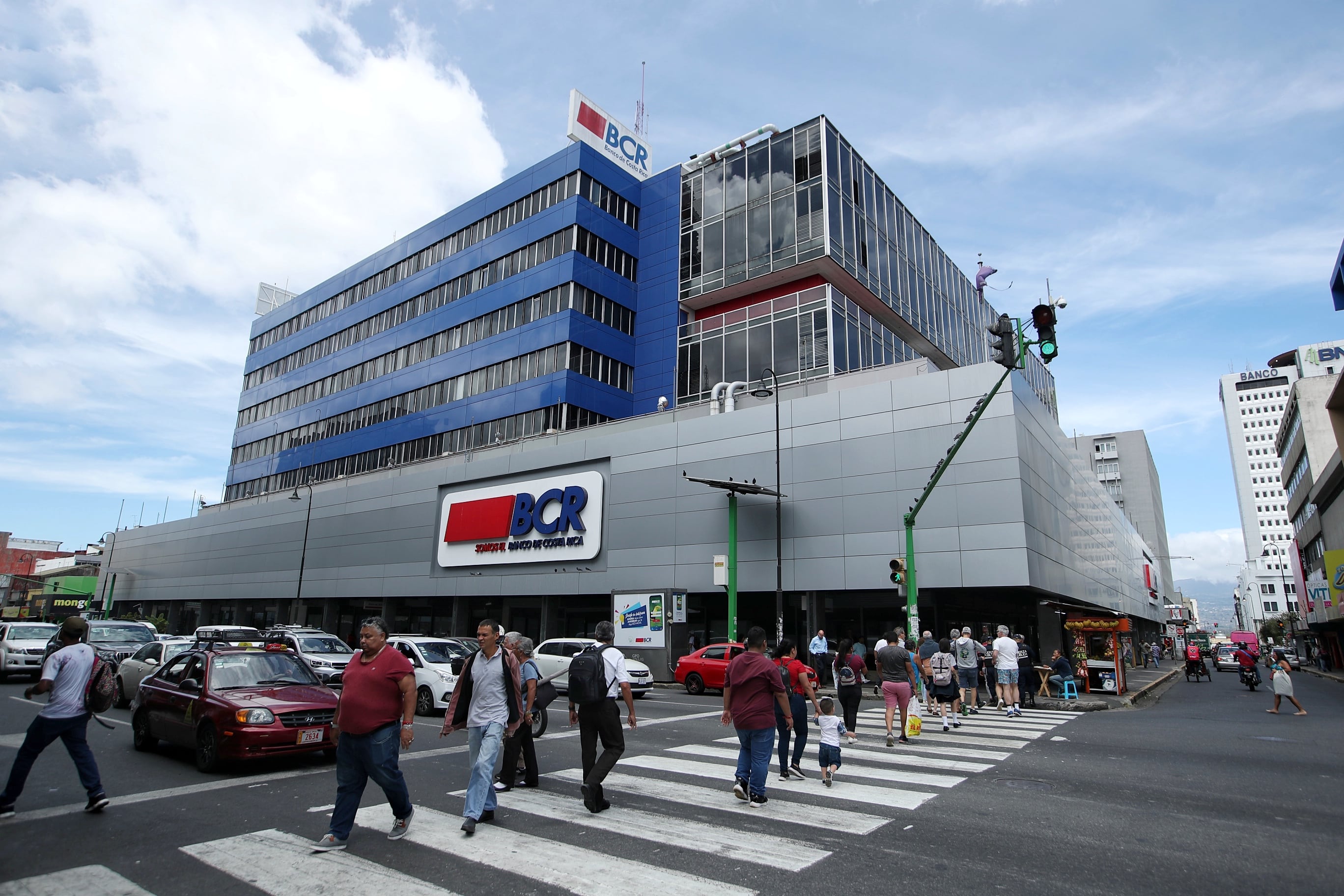 13/02/2024/ recorrido por bancos. Diferentes ángulos de sus fachadas / en la imagen BCR en San José centro / Foto John Durán