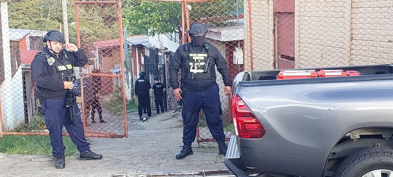 Detalle de una de las alamedas en Guararí de Heredia donde agentes judiciales ingresaron este viernes a una de las casas allanadas. Fotografía: