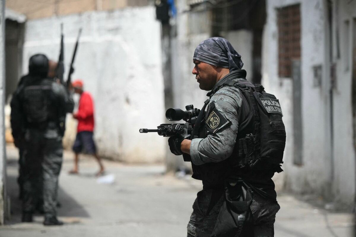 Policía militar patrulla una favela de Rio de Janeiro durante el megaoperativo que acabó con una veintena de muertos.