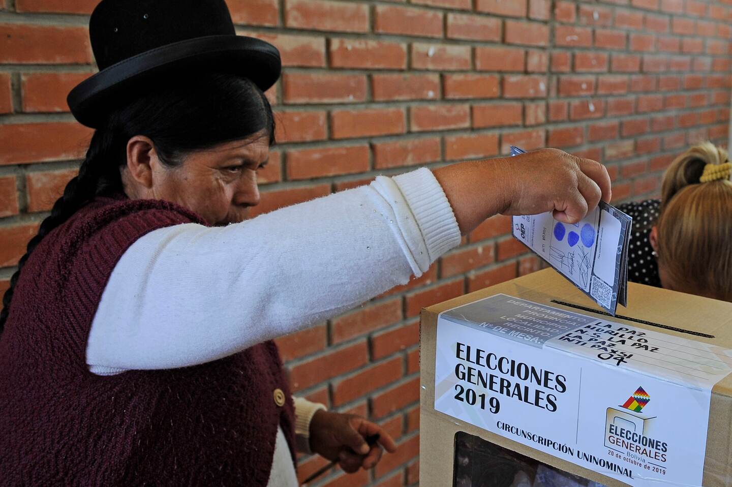 An Aymara woman casts her vote during presidential elections, in La Paz, Bolivia, on October 20, 2019.�� - Polls opened in Bolivia Sunday with Evo Morales vying for a controversial fourth term as the country's first indigenous president amid allegations of corruption and authoritarianism. (Photo by JORGE BERNAL / AFP)