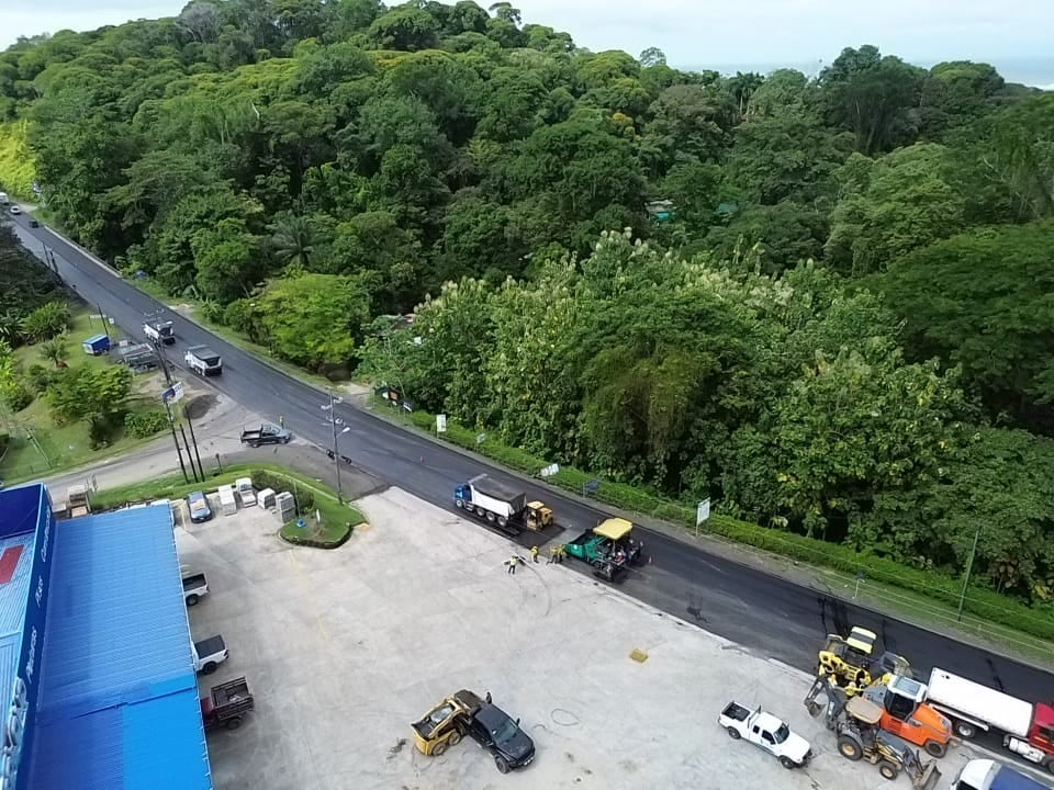 Paso regulado en la Costanera Sur permite avanzar en recarpeteo y demarcación de tramos clave entre Dominical y Palmar Norte.