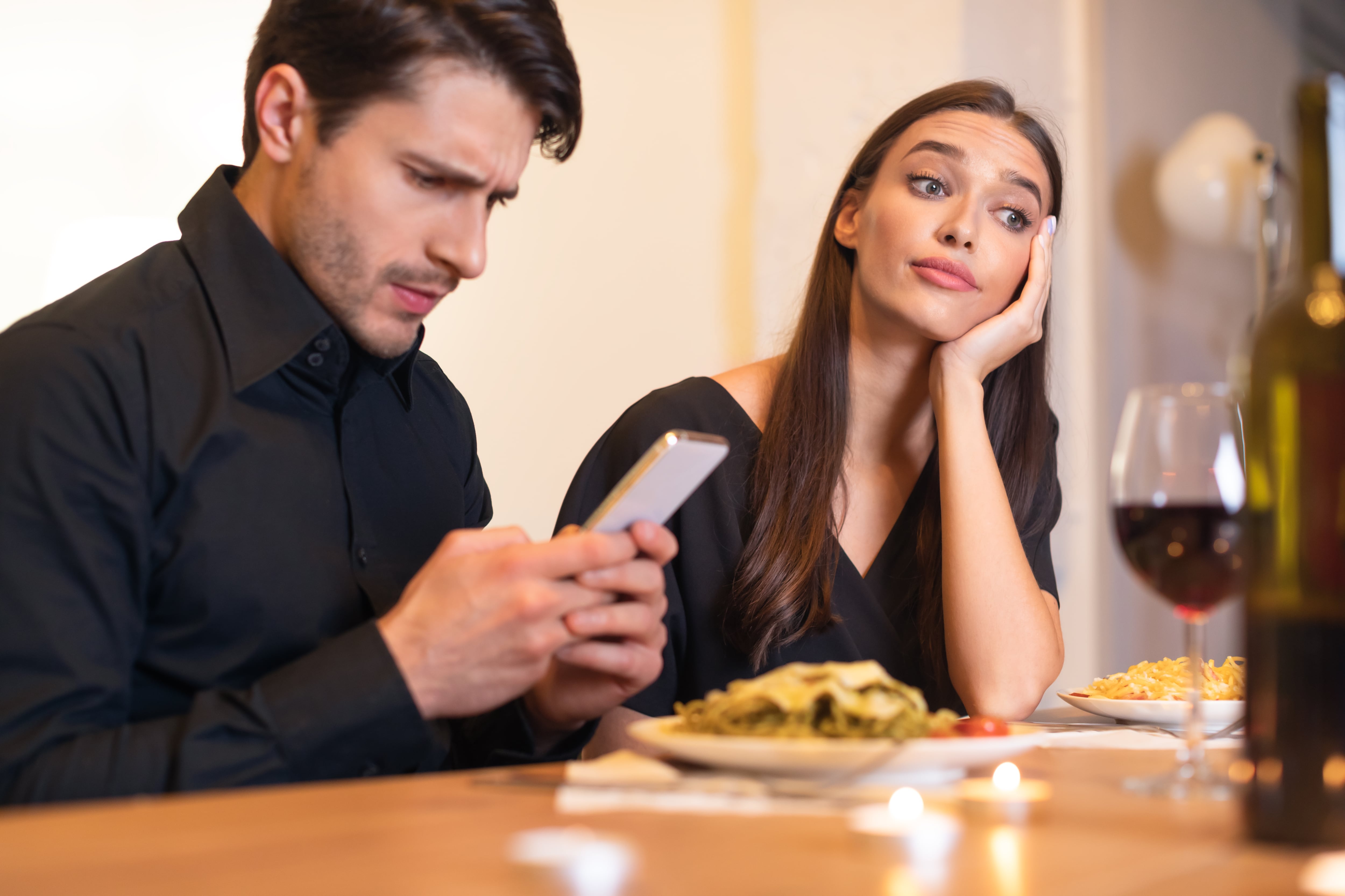 Phubbing: ignorar a las personas del entorno por estar sumido en el celular, la computadora u otra pantalla.