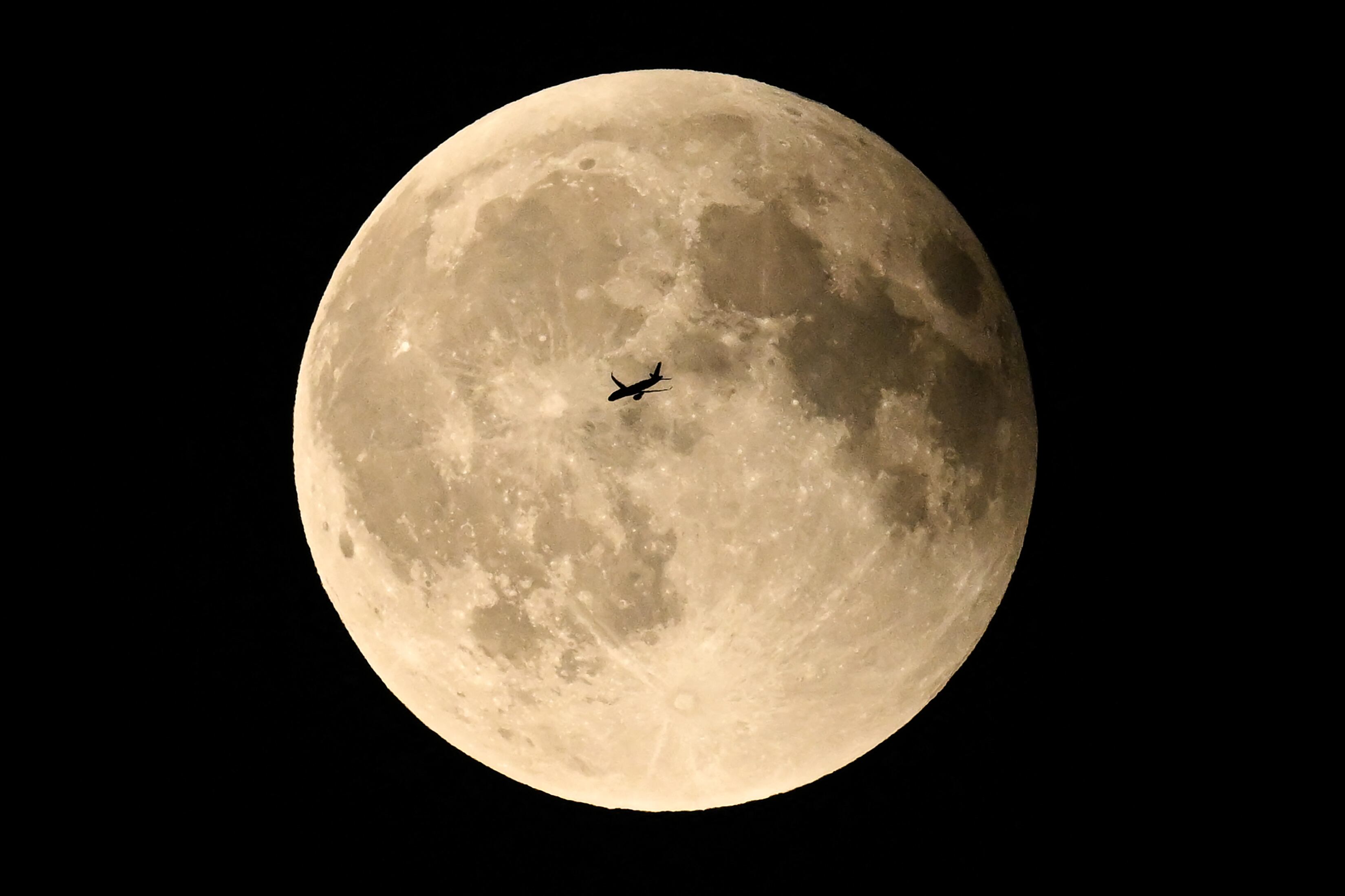 Un avión sobrevuela la luna llena justo después del eclipse lunar en Fráncfort del Meno, Alemania Occidental, el 7 de septiembre de 2025. Los aficionados a la astronomía tendrán la oportunidad de ver una "Luna de Sangre" la noche del 7 de septiembre durante un eclipse lunar total visible en Asia y en gran parte de Europa y África.