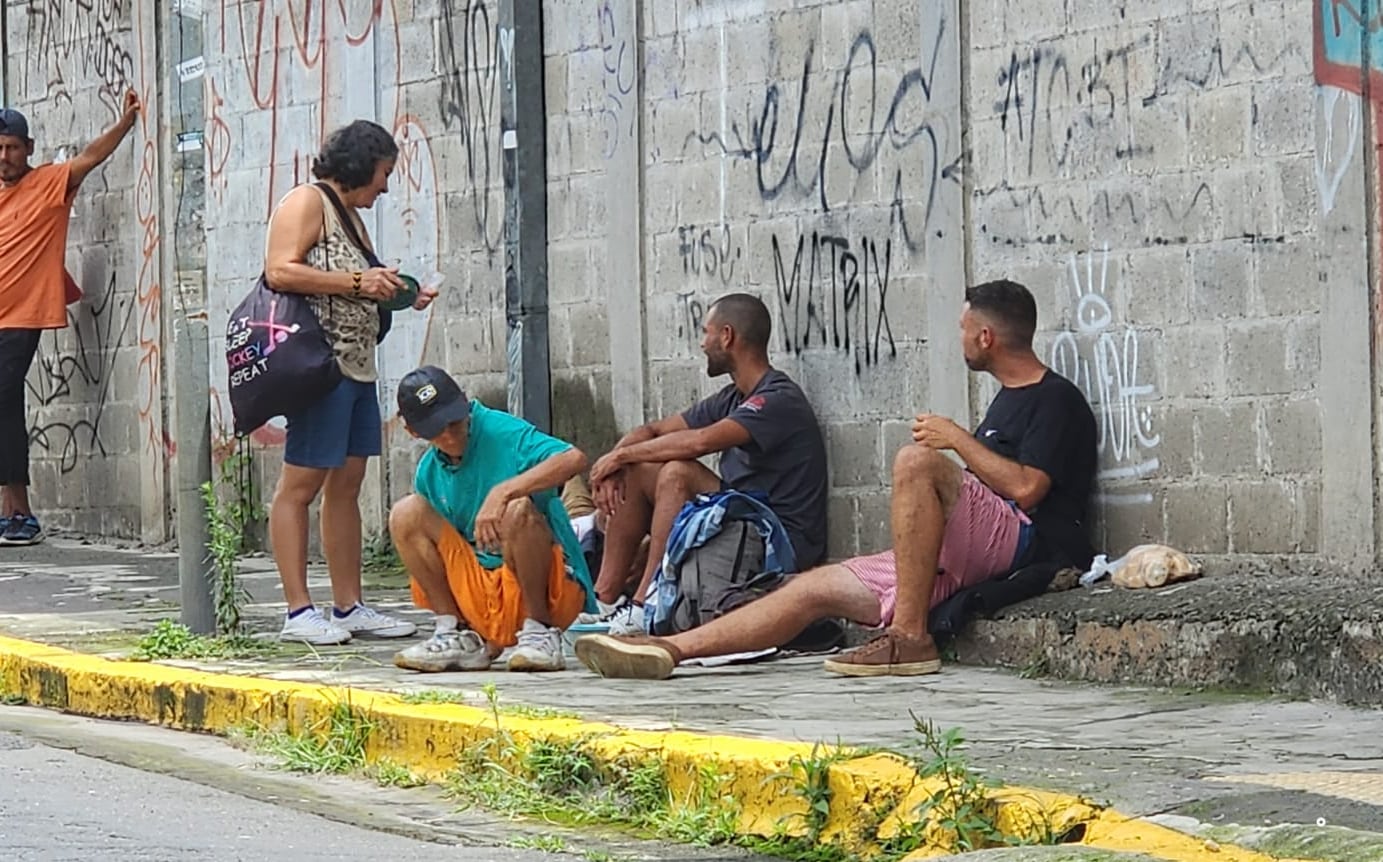 Del parque Juan Santamaría 100 metros al surlos indigentes han tomado la cuadra lo que incomoda a muchos vecinos por el aumento en hurtos y asaltos, así como la basura que queda en el lugar. Foto: Francisco Barrantes.