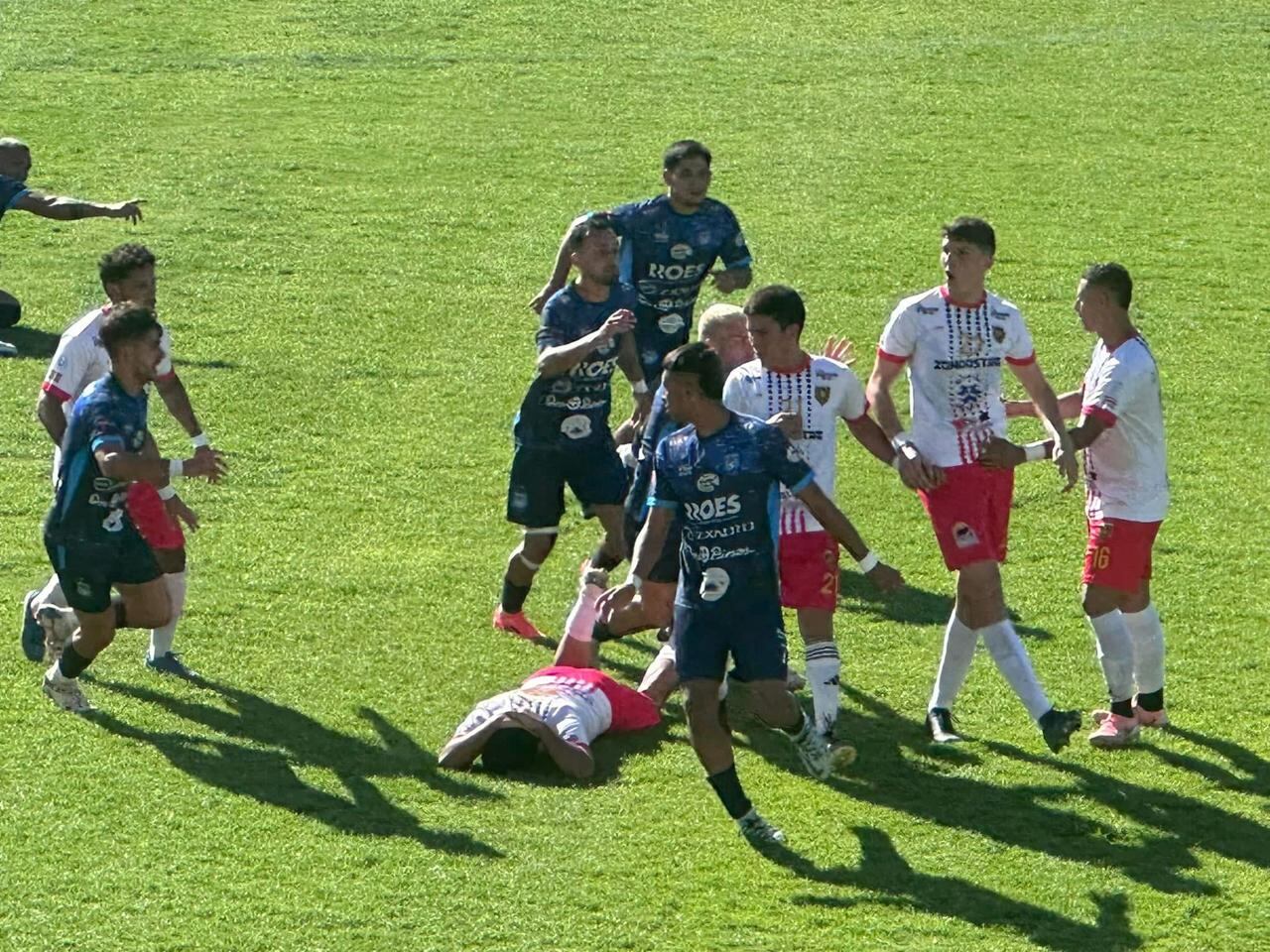 Linafa, Pelea al final juego Águilas vs. Rosario
Rosario ganó 1-2 en el estadio Edgardo Baltodano de Liberia. Pelea se dio al final del partido de la final del Torneo Apertura 2024.
11 de noviembre del 2024
Fotografías: Desde la Banca, medio digital