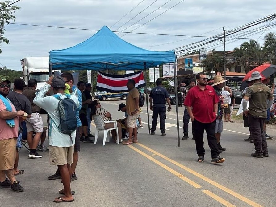 Personas manifestantes bloquearon el miércoles el paso en el puente de Uvita, en la ruta Costanera Sur, en protesta por las decisiones sobre el aforo del Parque Nacional Corcovado.