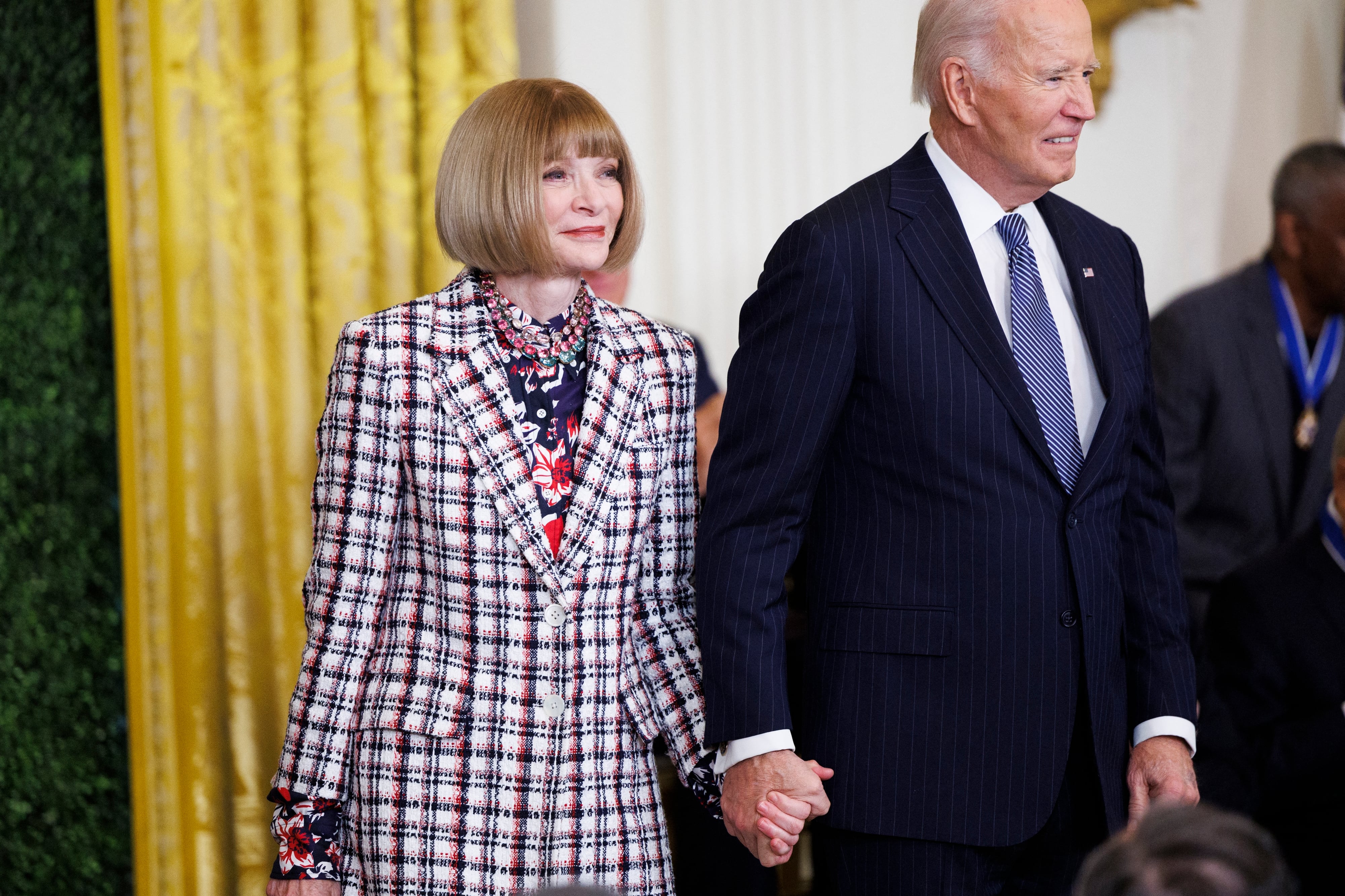 Anna Wintour camina de la mano con el presidente Joe Biden durante la entrega de las Medallas de la Libertad.
