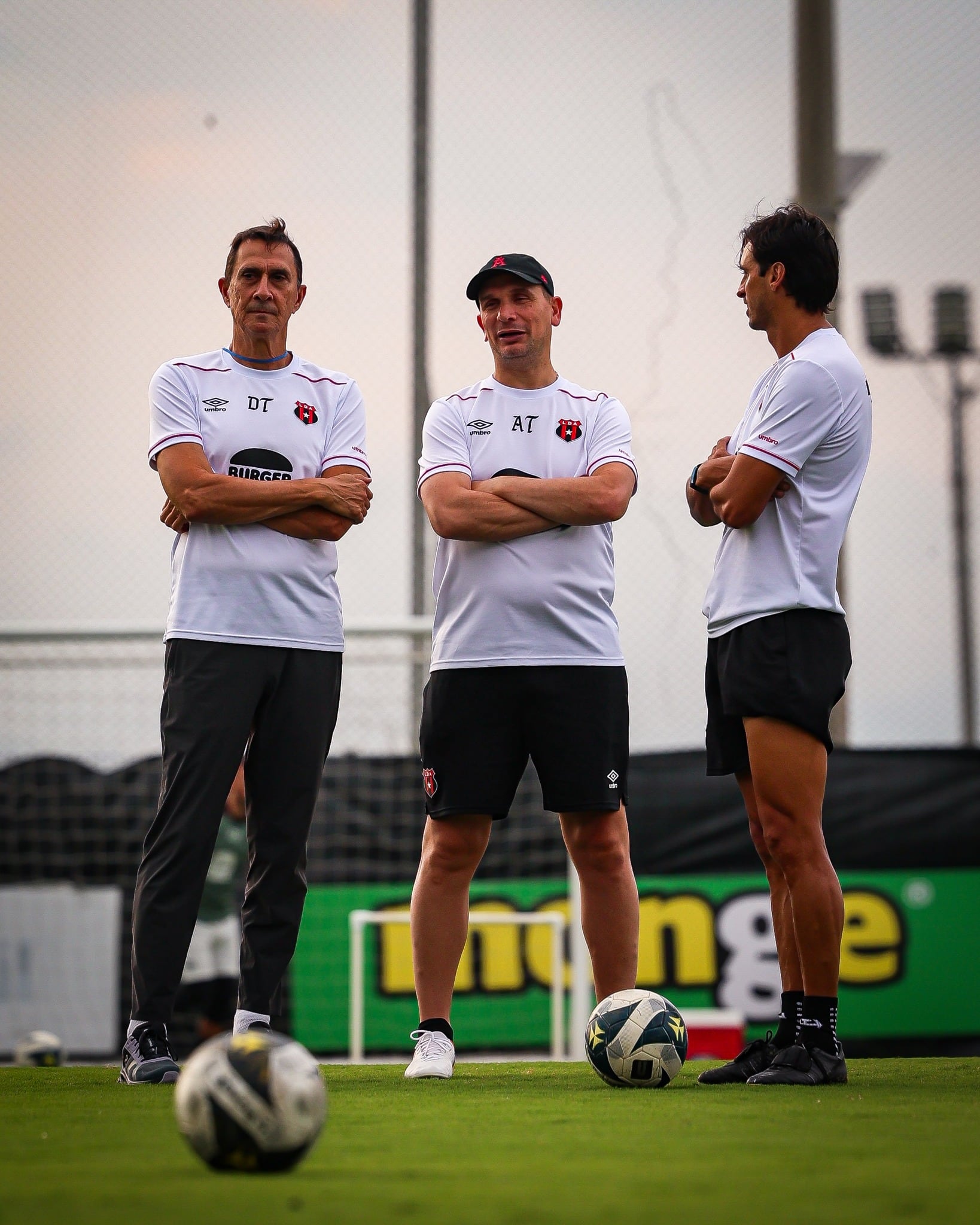 Alexandre Guimaraes, Juliano Fontana y Bryan Ruiz conversan antes de una práctica de Liga Deportiva Alajuelense.