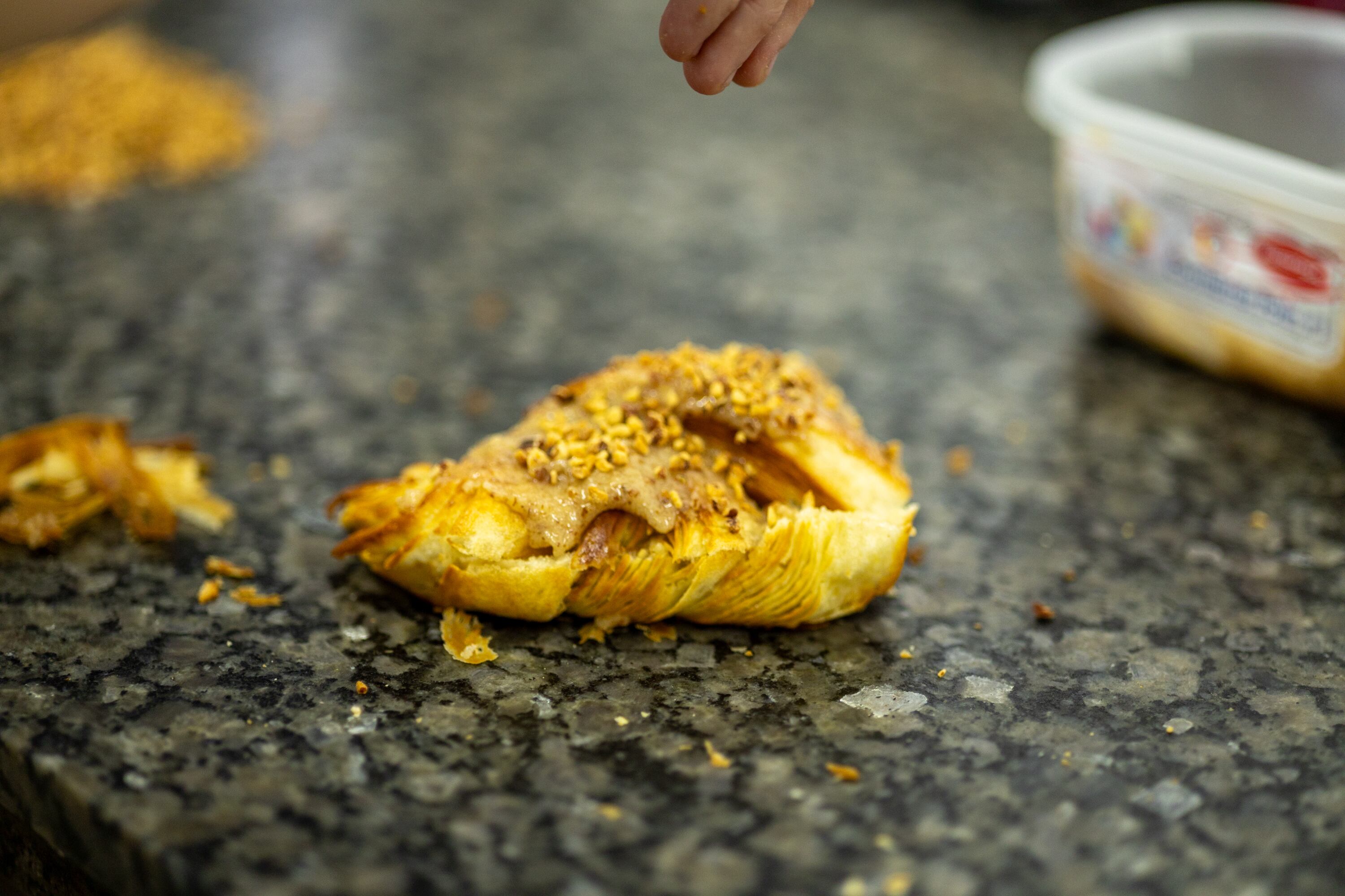 08/08/2024, San Jose, San Pedro, fotografía del local La Petit France y de sus dueños y fundadores, Zoé Castells Raust, Valerie Raust y Damien Castells.