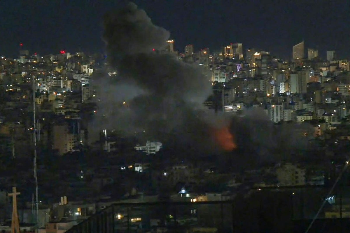 Imagen tomada de un video de AFPTV el 9 de marzo de 2026 muestra columnas de humo elevándose desde los suburbios del sur de Beirut a primeras horas de la mañana, tras escucharse una fuerte explosión.