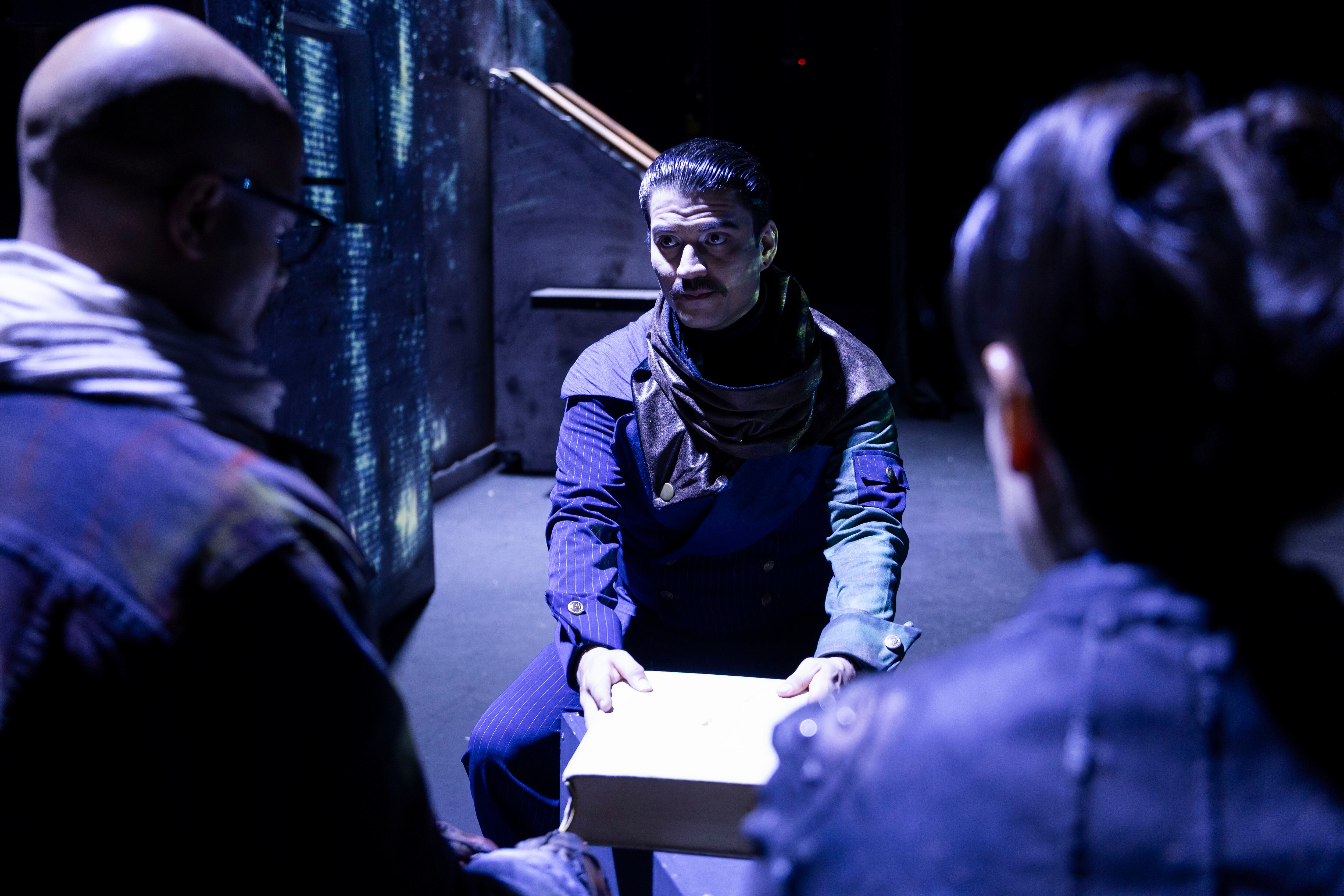 Teatro Espressivo estrena su versión de la obra de George Orwell, que busca generar reflexión sobre el ‘Gran Hermano’ que empezó como ficción pero, quizás, ya no lo es