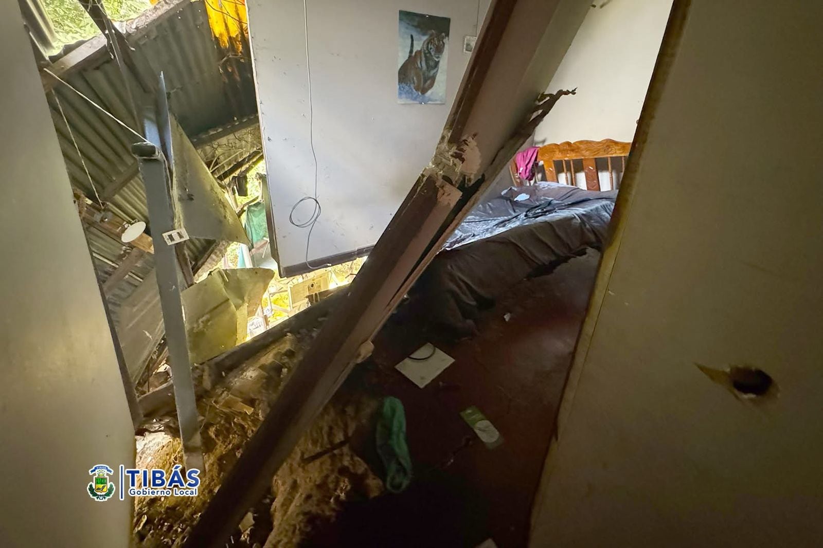 El deslizamiento habría sido causado por una fuga de agua.