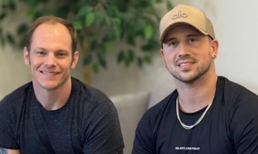 Amigos crean negocio con ChatGPT y ganan $10 . 000 en su primer mes : apuntan a $700 . 000 mensuales