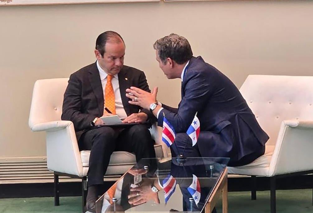 Manuel Tovar (derecha), canciller de Costa Rica, se reunió con su homólogo panameño Javier Martínez-Ancha en Nueva York, en EE. UU., tras el ascenso en la polémica comercial.