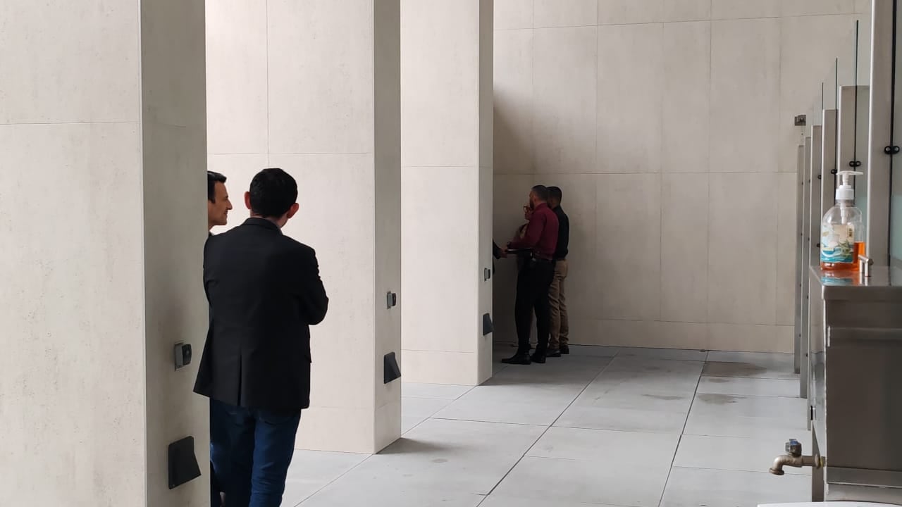 El periodista Paula Contreras (de espaldas) retenido en el lobby de la Asamblea Legislativa.