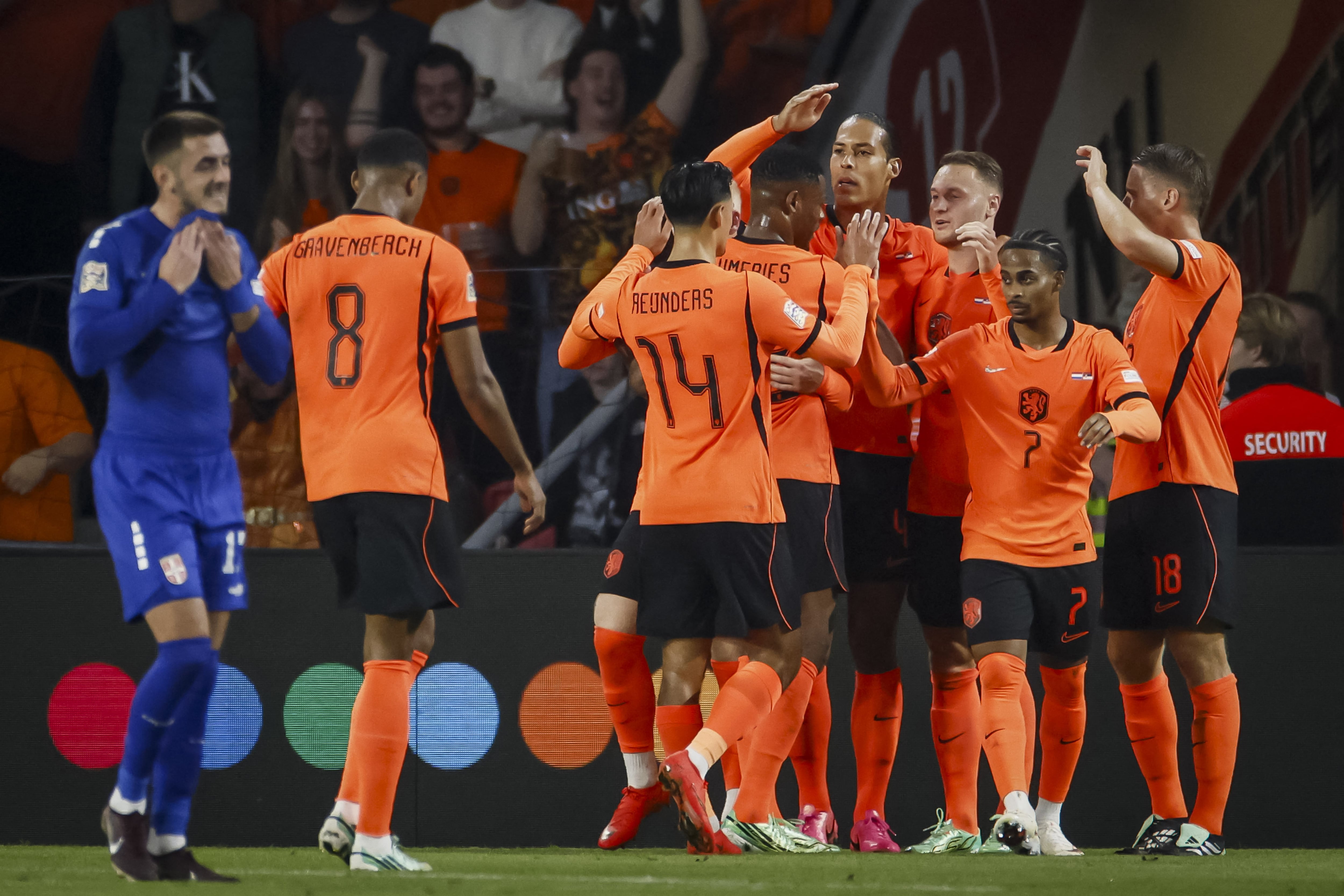 Los jugadores de Países Bajos celebran uno de los goles ante Serbia por la Nations League de Europa, en el estadio Philips.