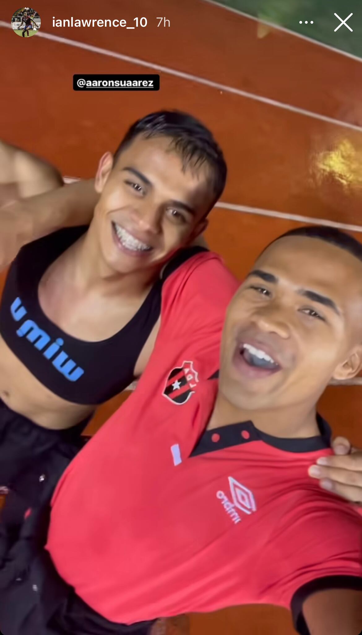 Aarón Suárez e Ian Lawrecen celebraron juntos el título de Liga Deportiva Alajuelense en el Torneo de Copa.