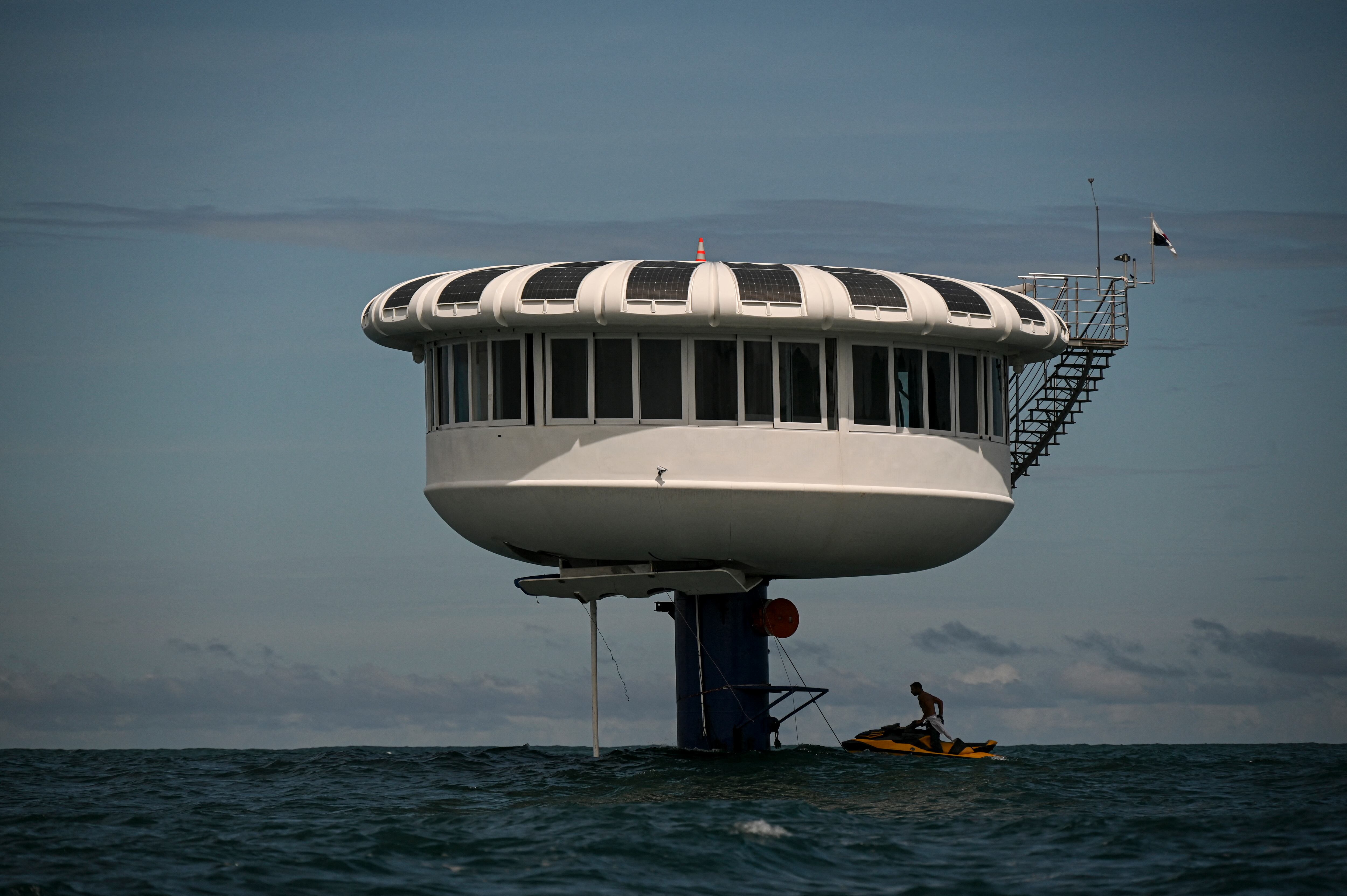 Vista de una casa conocida como SeaPod Alpha Deep, ubicada sobre la habitación submarina donde el ingeniero aeroespacial alemán Rudiger Koch, de 59 años, intenta batir un récord mundial frente a la costa de Puerto Lindo, Panamá, el 26 de noviembre de 2024. Koch, admirador del Capitán Nemo, ha permanecido encerrado bajo el agua durante más de dos meses a una profundidad de 11 metros para romper un récord Guinness. Rodeado de peces, pretende demostrar que es posible vivir pacíficamente bajo el océano. (Foto de MARTIN BERNETTI / AFP)