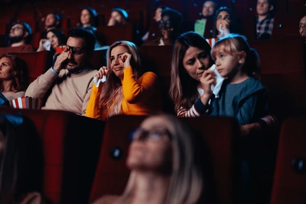 Llorar viendo una película