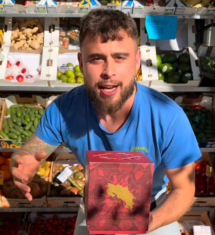 Foto del creador de contenido español Frutero Tiktokero sosteniendo una caja con el mapa de Costa Rica, que contiene una piña Ruby Glow