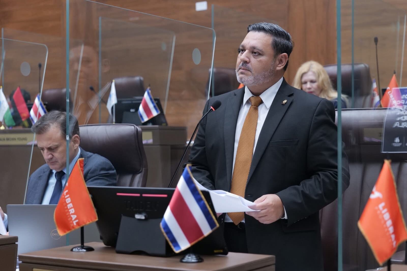 Gilberto Campos, diputado del PLP, interviene en el plenario de la Asamblea Legislativa.