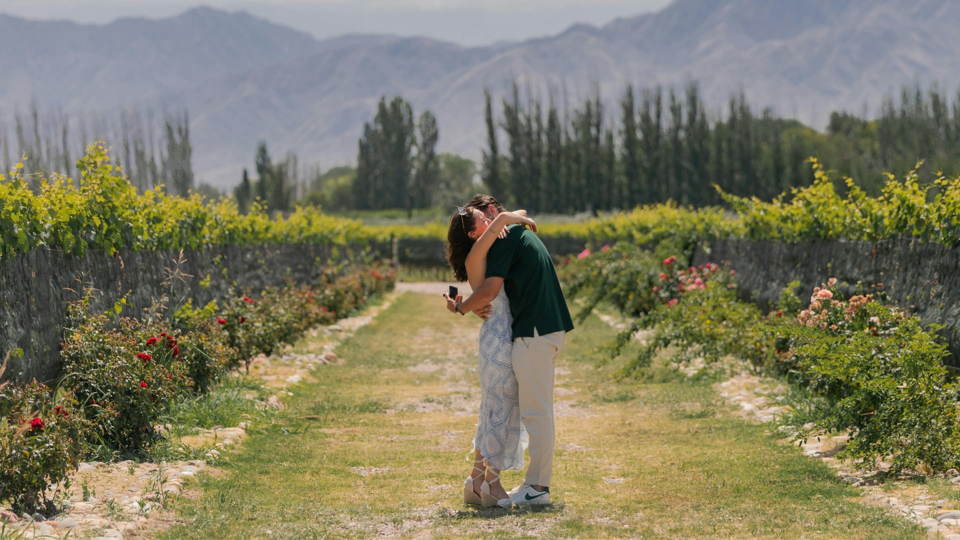 El amor romántico funcionaría como un mecanismo evolutivo que favoreció la crianza, la cooperación y el aumento del tamaño cerebral.