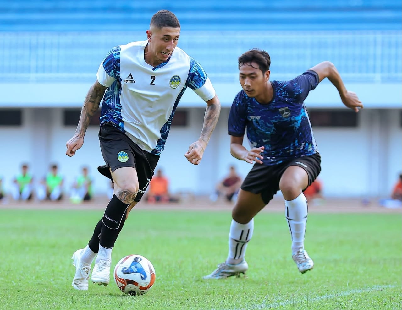 Marvin Loría conduce un balón en un juego amistoso del PSIM Yogyakarta de Indonesia.
