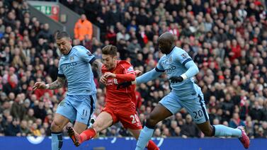 Manchester City cae ante Liverpool y enreda sus aspiraciones al título