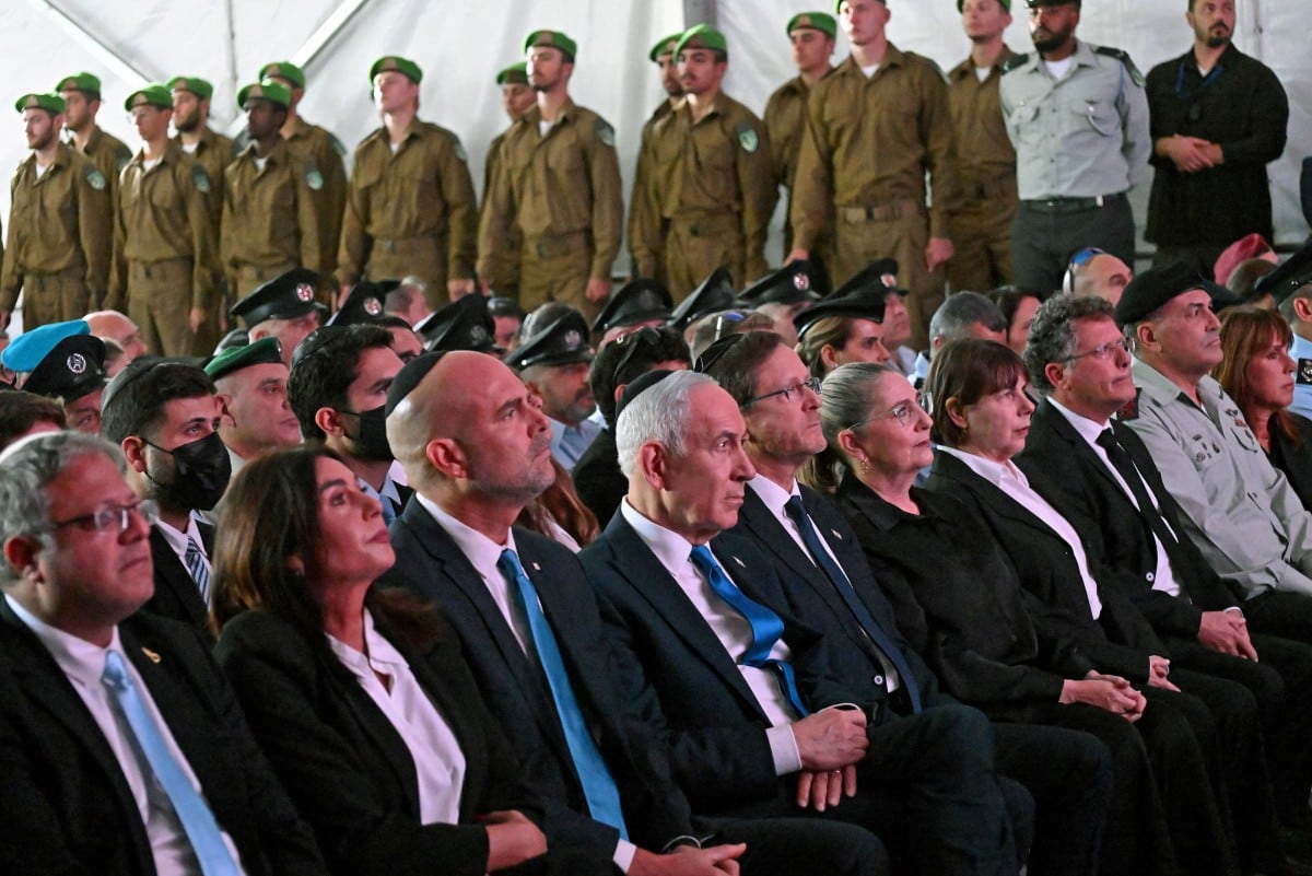 El primer ministro israelí, Benjamin Netanyahu (C), junto con legisladores, asiste a la ceremonia oficial en memoria de las víctimas del ataque del 7 de octubre, con motivo del tercer aniversario, en el cementerio militar del Monte Herzl, en Jerusalén.