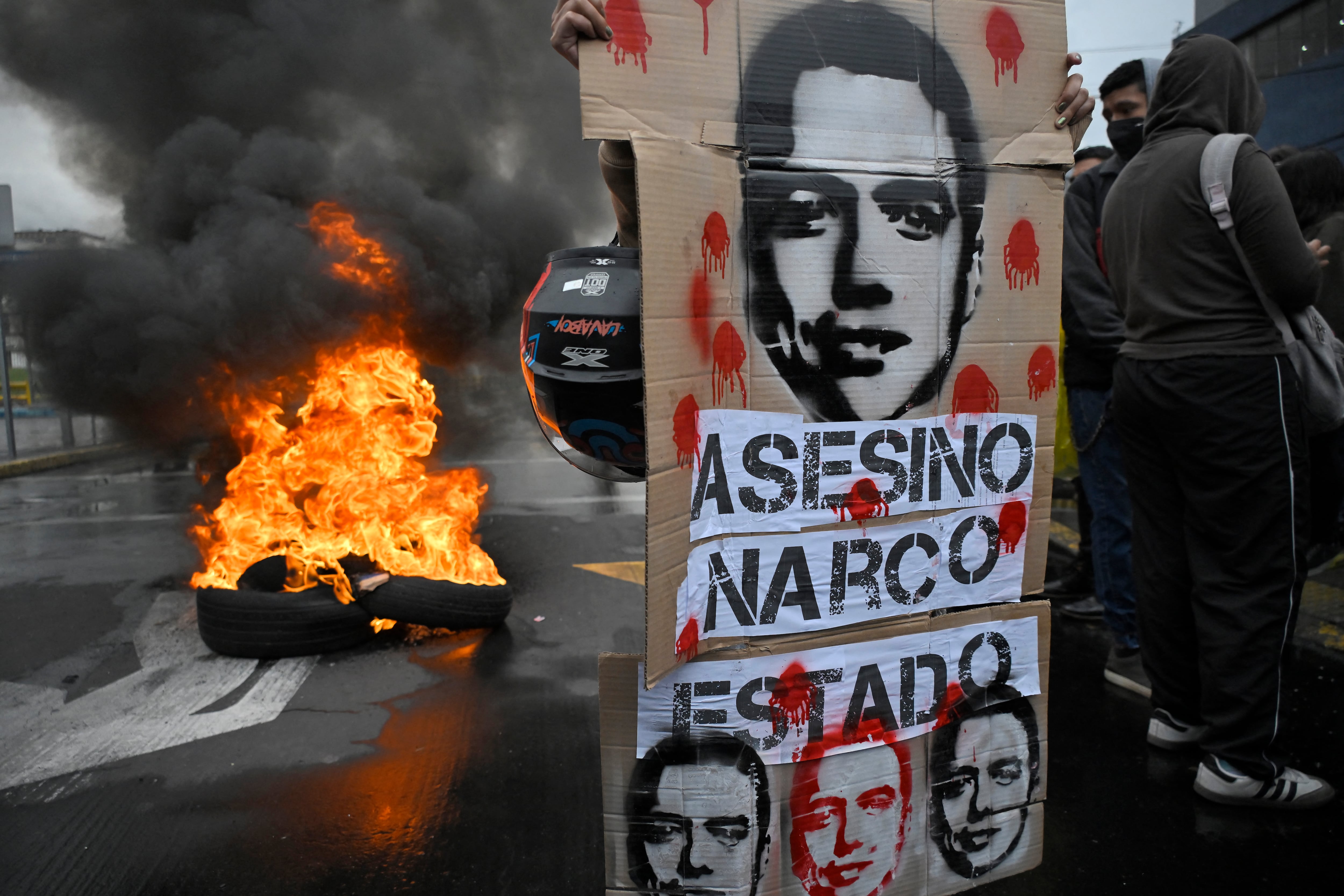 Un manifestante sostiene una pancarta con la imagen del presidente de Ecuador, Daniel Noboa, mientras participa en una protesta antigubernamental en apoyo al paro nacional convocado por la CONAIE (la mayor organización indígena de Ecuador) en Quito el 30 de septiembre de 2025.