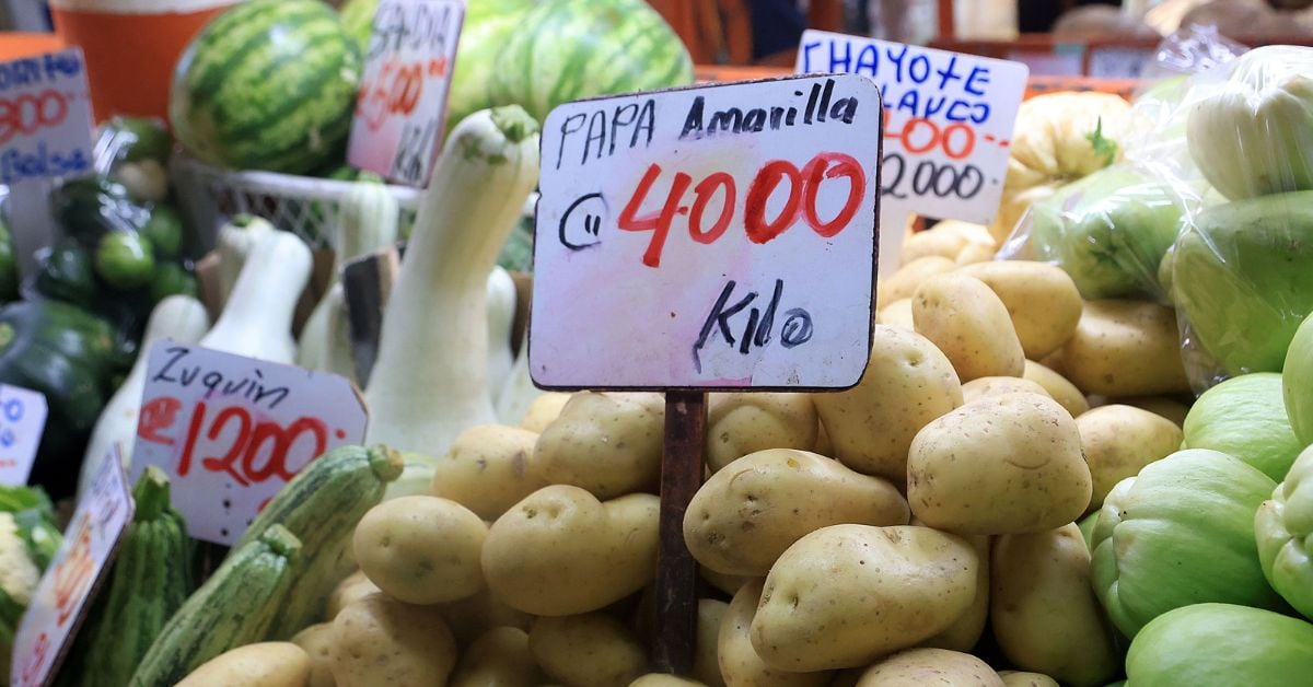 En la imagen, un puesto de papas en el Mercado Central de San José con un cartel que lee el precio en 4000 colones.