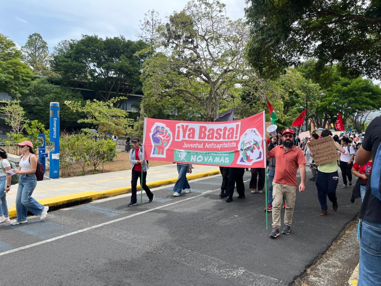 Estudiantes se concentran frente a la Rectoría de la UCR este viernes en respaldo a la toma del edificio y en defensa del FEES