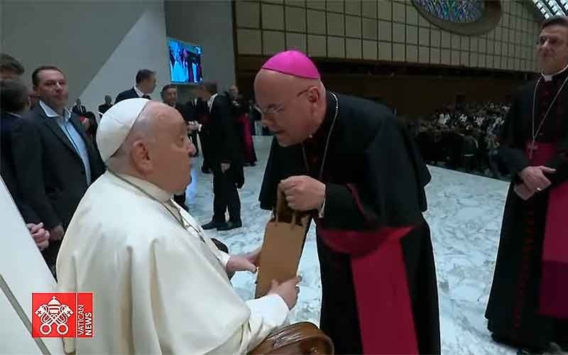 Papa Francisco recibe café de Costa Rica. El obispo de Ciudad Quesada le da café.