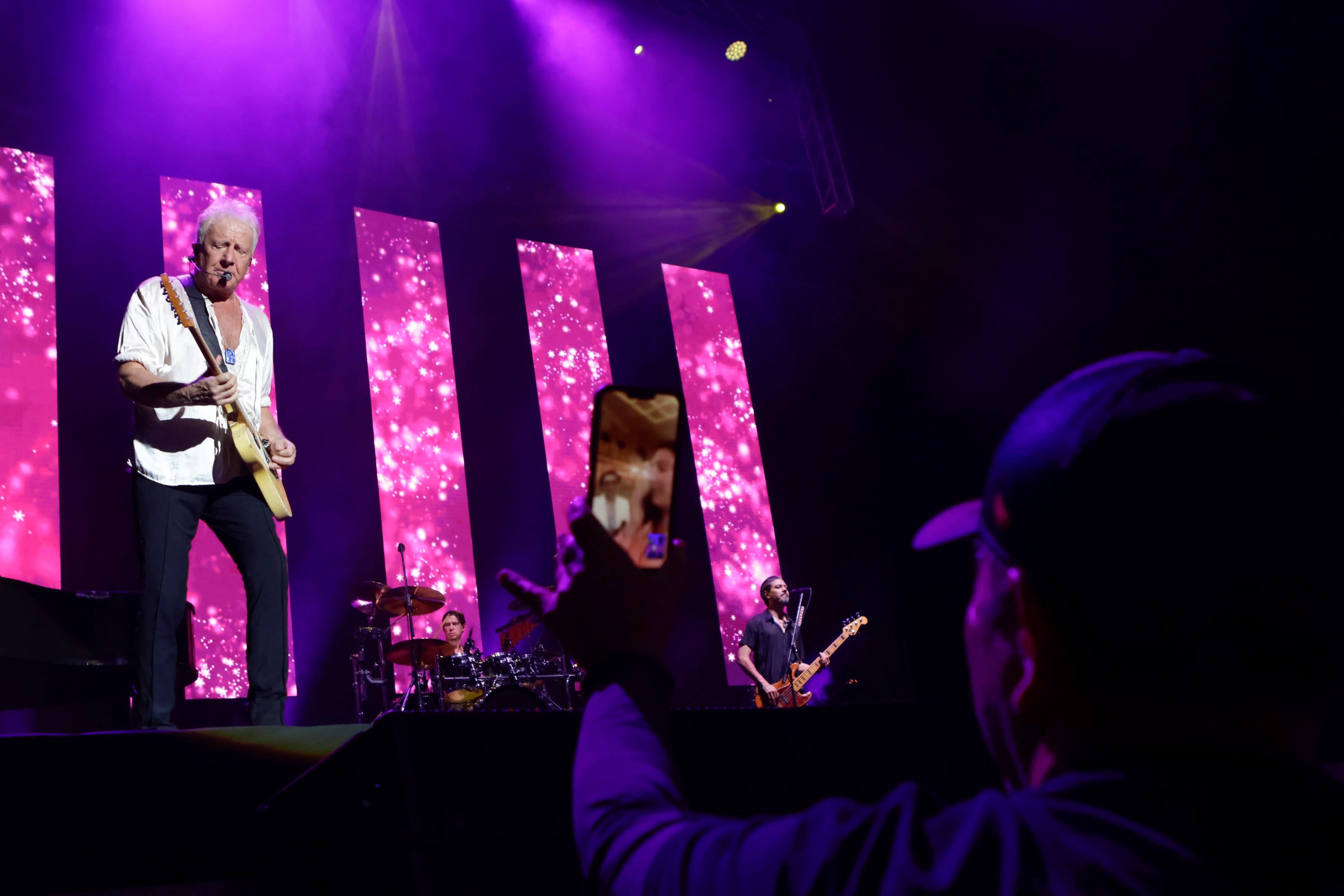 27/04/2024. Parque Viva. La Guácima de Alajuela. Hora: 08:00 p.m. El dúo australiano Air Supply ofreció un concierto este sábado en el anfiteatro Coca Cola de Parque Viva, ubicado en La Guácima de Alajuela, donde el telonero fue la Orquesta Filarmónica de Costa Rica. Fotos: Mayela López