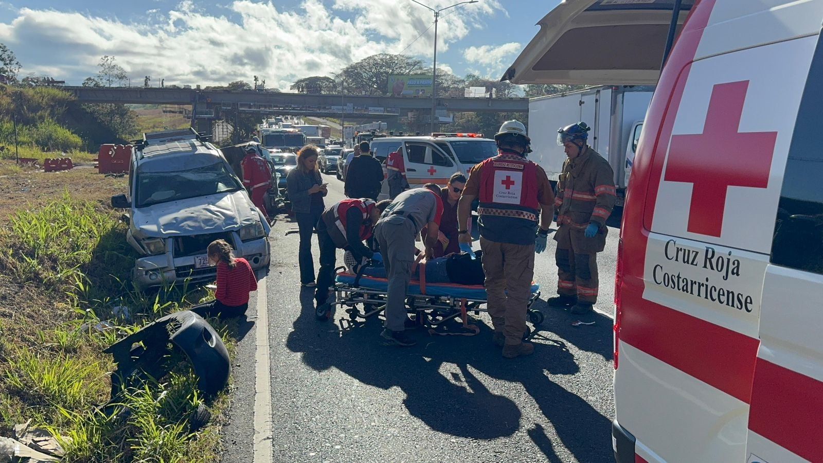 Cruz Roja y Bomberos se hicieron presentes para atender la colisión triple.