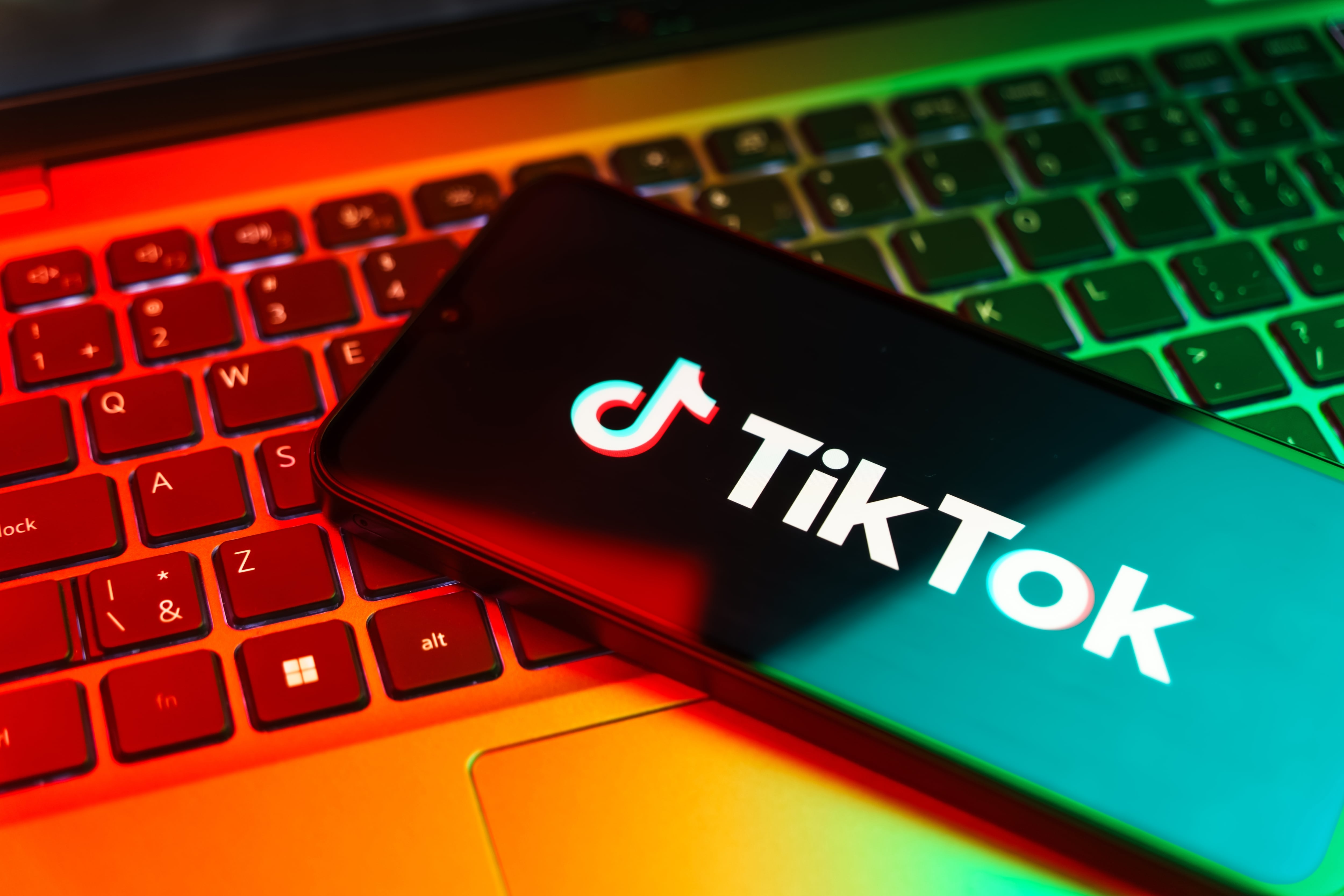 TikTok, red social, contra historias, teclado de computadora y teléfono celular