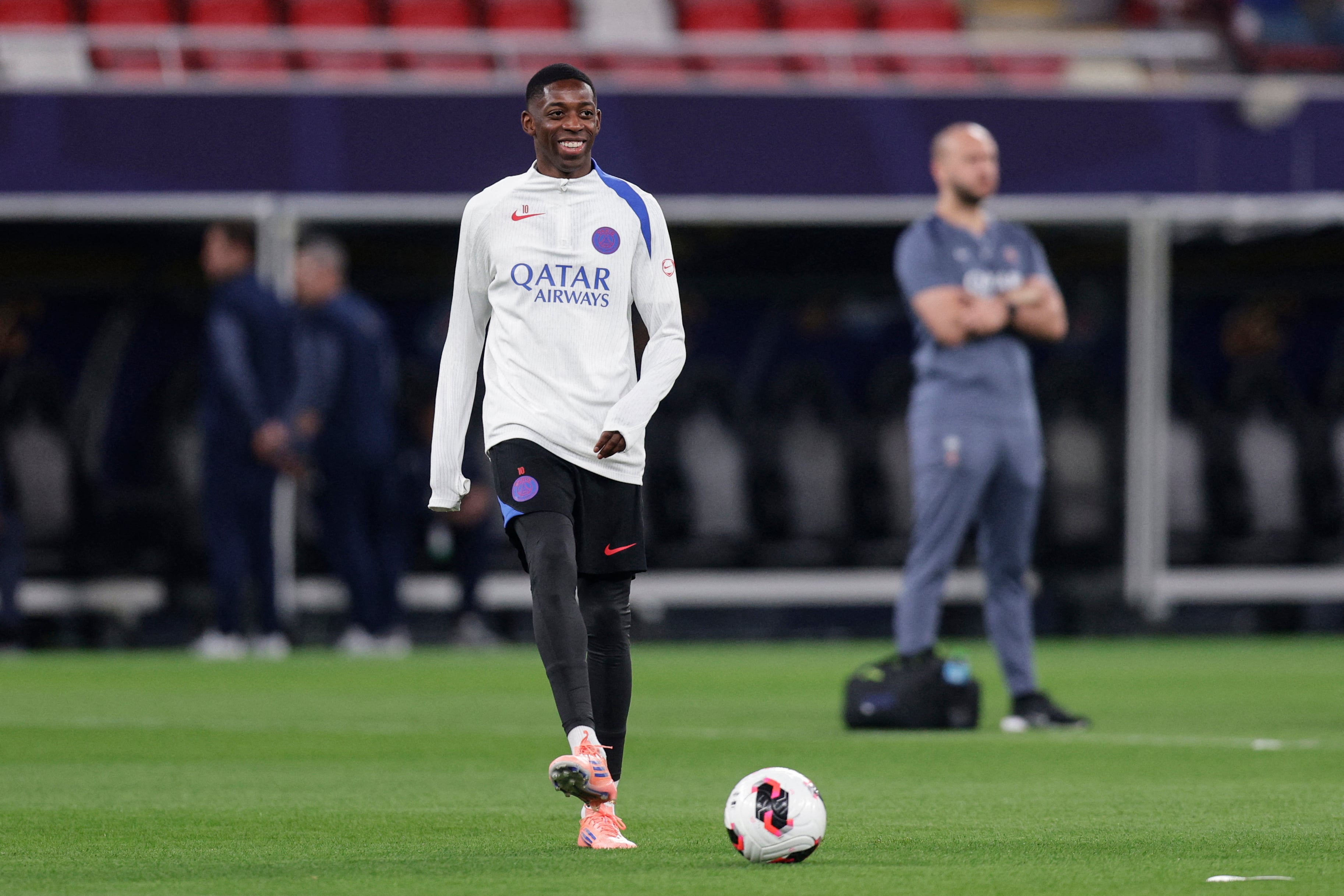 Ousmane Dembele participa en la sesión de entrenamiento en Qatar antes de la Copa Intercontinental ante el Flamengo de Brasil, mientras era anunciado como ganador del premio de FIFA The Best.